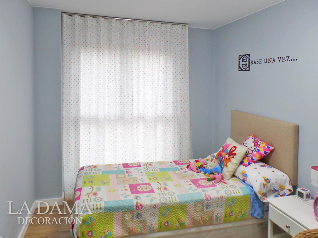 Cortinas infantiles y juveniles en dormitorio