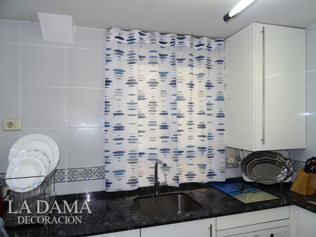 Cortinas de cocina en ventana con luz natural