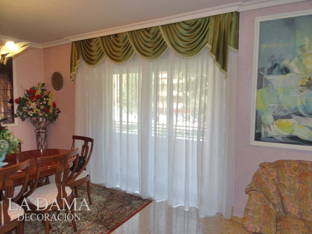 Cortinajes clásicos en salón elegante