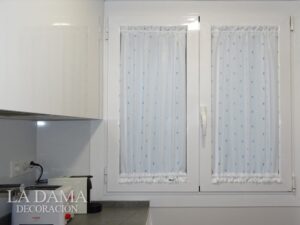 Ventana de cocina con visillos instalados con portavisillos