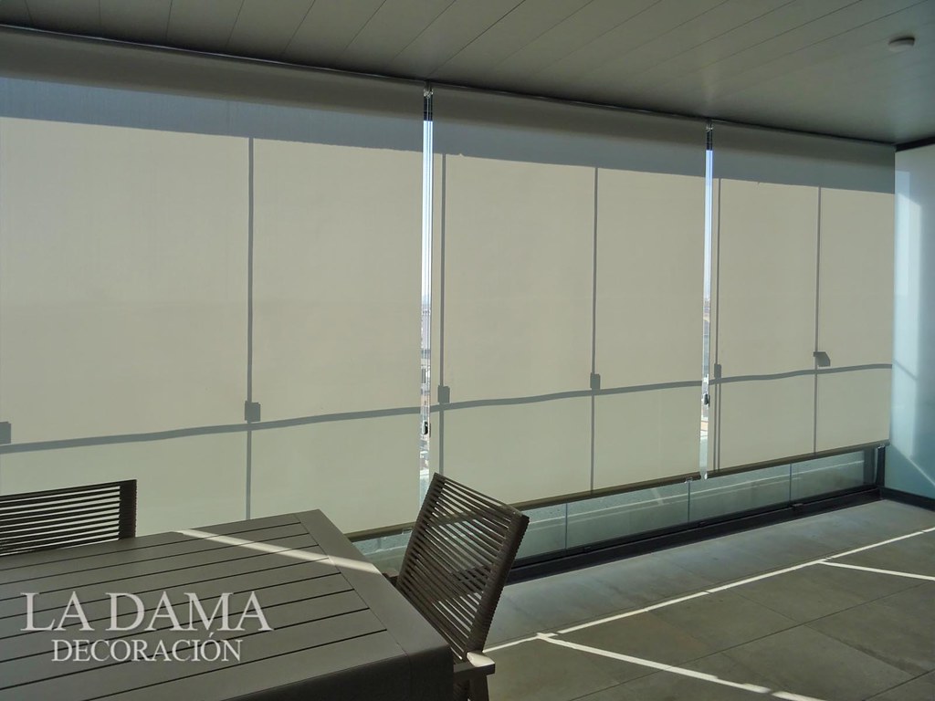 Sistemas de cortinas de protección solar en gran cristalera